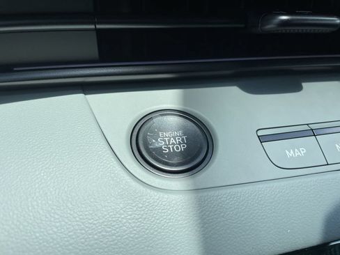 New 2025 Hyundai Elantra Limited FWD image 32