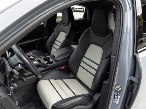 Certified 2023 Porsche Cayenne Turbo GT AWD/4WD image 5
