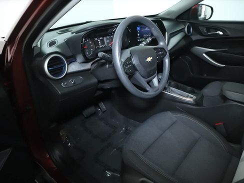Used 2024 Chevrolet Trax LS w/ LS Convenience Package FWD image 17