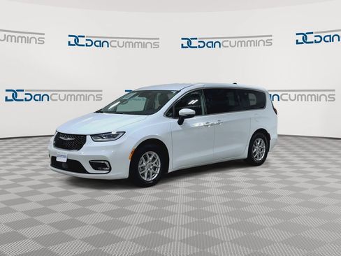 Used 2023 Chrysler Pacifica Touring-L FWD image 4