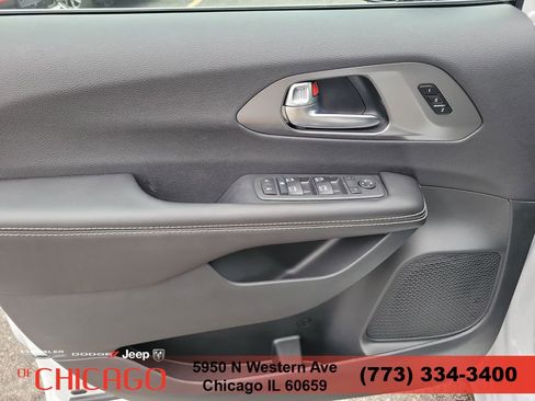New 2026 Chrysler Pacifica Select FWD image 18