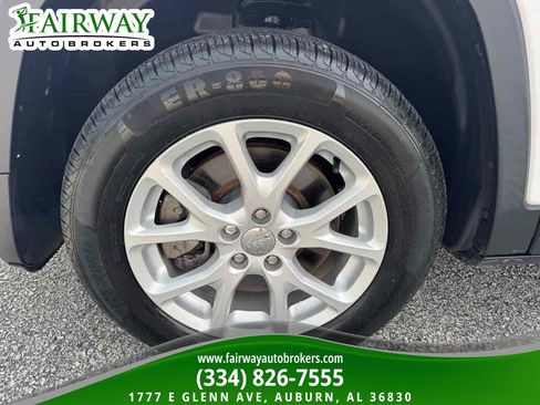 Used 2017 Jeep Cherokee Sport FWD image 30