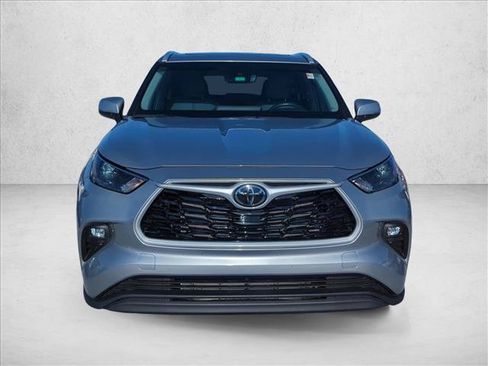 Used 2023 Toyota Highlander XLE FWD image 2