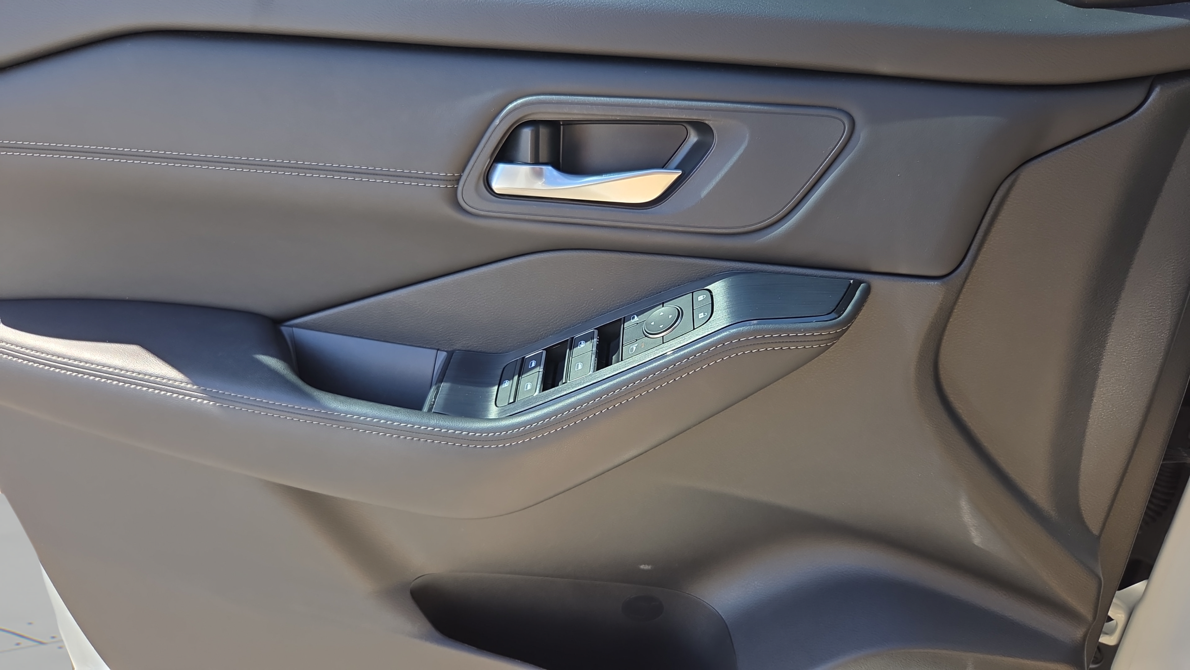 Used 2024 Nissan Rogue SL FWD image 31