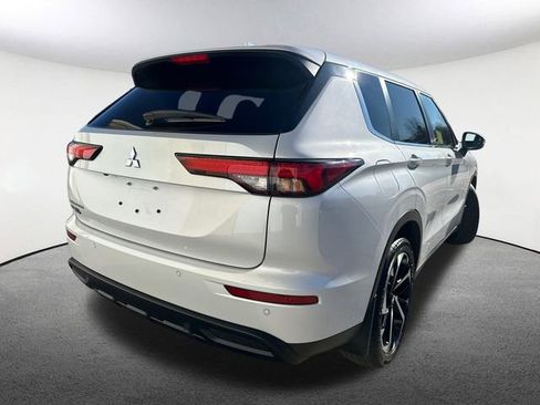 Used 2024 Mitsubishi Outlander ES image 15