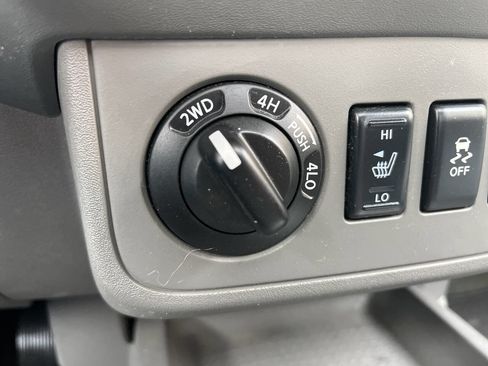 Used 2014 Nissan Frontier SL w/ SL Moonroof Package image 25