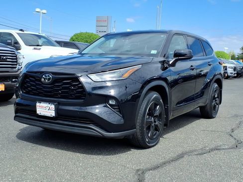 Used 2021 Toyota Highlander LE AWD/4WD image 3