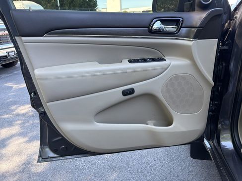 Used 2019 Jeep Grand Cherokee Overland AWD/4WD image 13