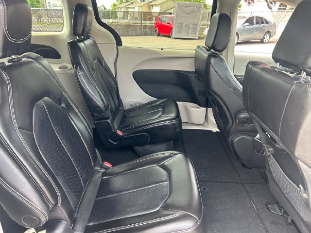 Used 2023 Chrysler Pacifica Touring-L FWD image 34