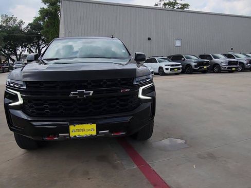 Certified 2024 Chevrolet Tahoe Z71 w/ Luxury Package AWD/4WD image 3