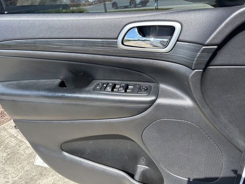 Used 2019 Jeep Grand Cherokee Altitude image 44