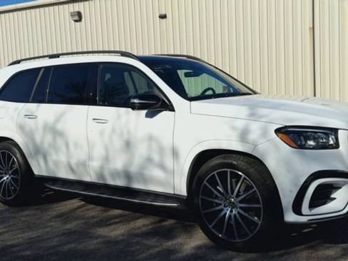 Used 2025 Mercedes-Benz GLS 580 4MATIC image 4