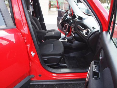 Used 2017 Jeep Renegade Latitude AWD/4WD image 6