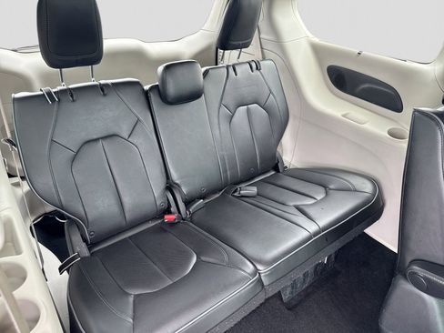Used 2018 Chrysler Pacifica Limited w/ Advanced Safetytec Group FWD image 28