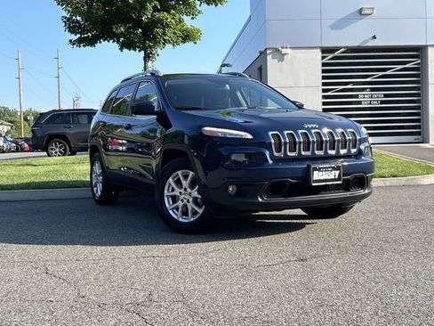 Used 2018 Jeep Cherokee Latitude Plus w/ Cold Weather Group AWD/4WD image 1