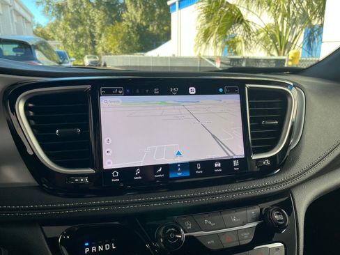 Used 2025 Chrysler Pacifica Limited image 20