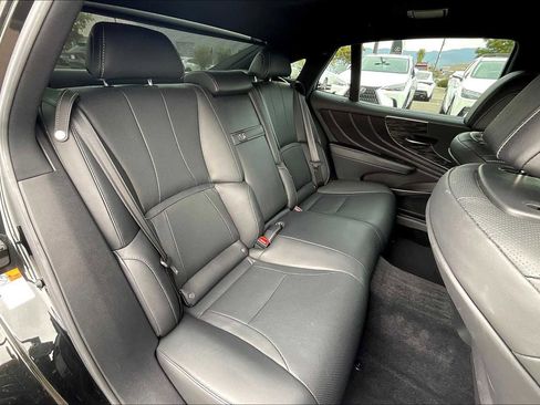 Used 2022 Lexus LS 500 w/ Accessory Package (Z1) image 18