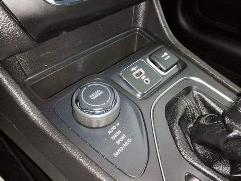 Certified 2020 Jeep Cherokee Latitude Lux w/ Quick Order Package 26H Lux image 25