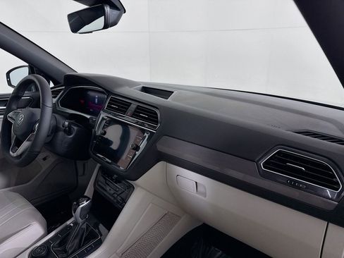 Certified 2022 Volkswagen Tiguan SE R-Line image 27