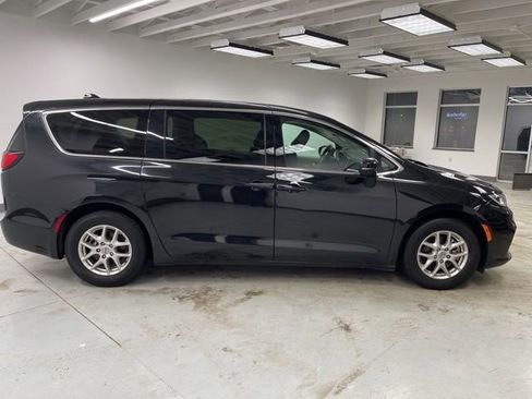 Used 2023 Chrysler Pacifica Touring-L image 16