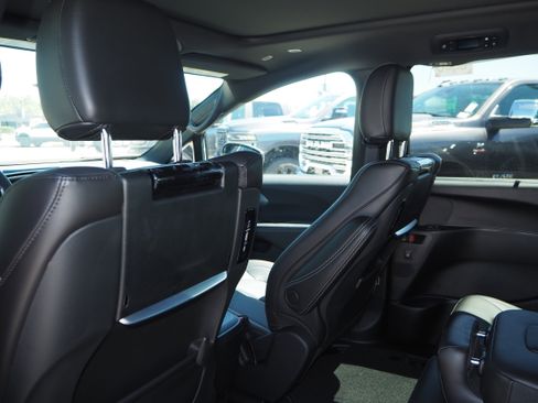 New 2025 Chrysler Pacifica Select w/ Uconnect Theater Family Group image 17