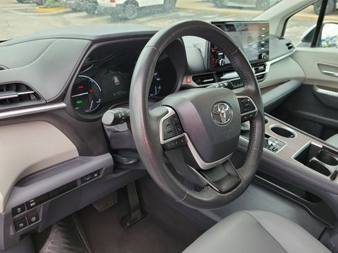 Used 2024 Toyota Sienna XLE FWD image 17
