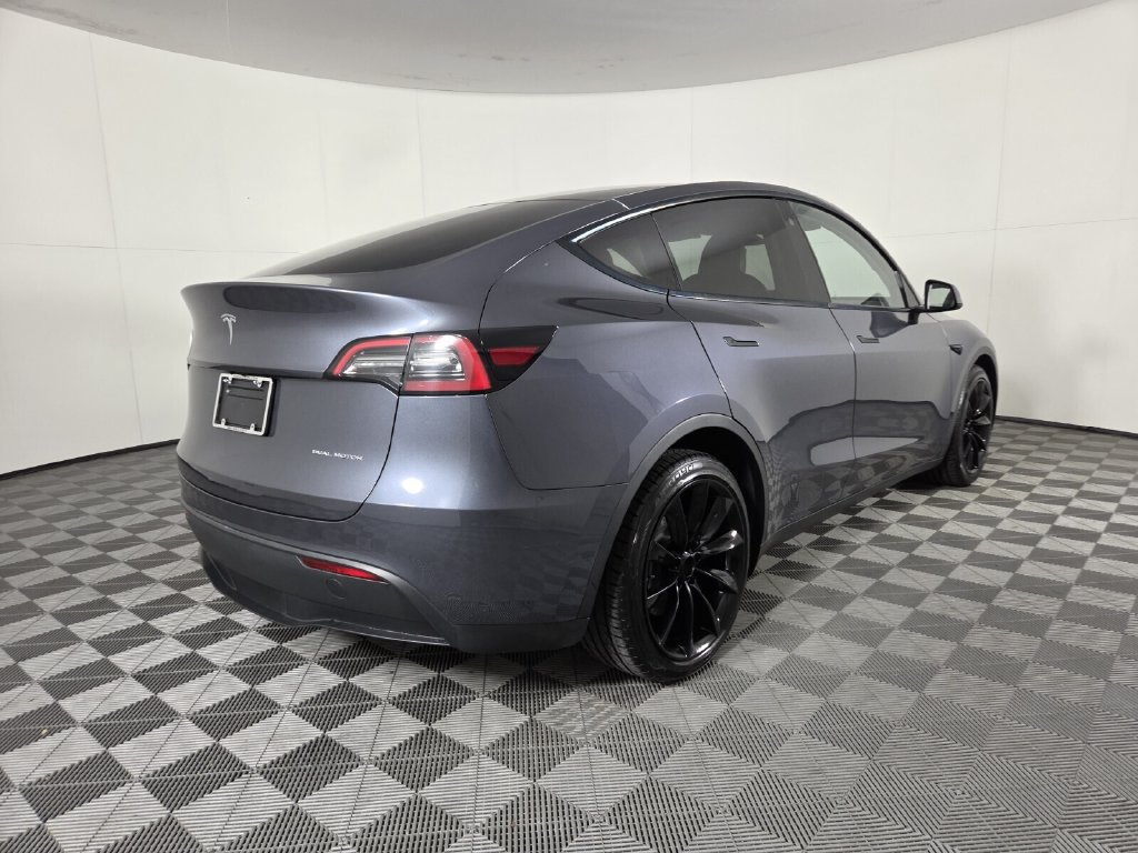 Used 2023 Tesla Model Y AWD image 4