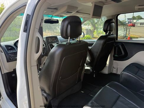 Used 2014 Chrysler Town & Country Touring FWD image 10