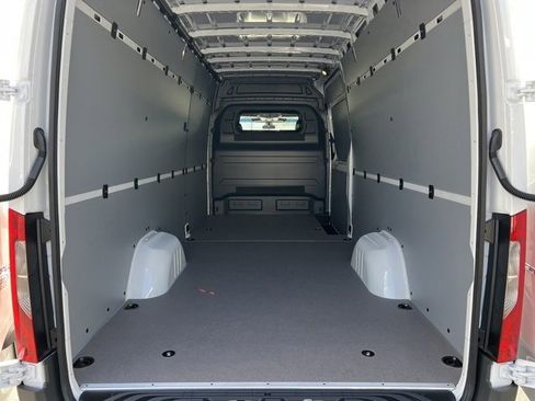 Used 2024 Mercedes-Benz Sprinter 2500 image 6