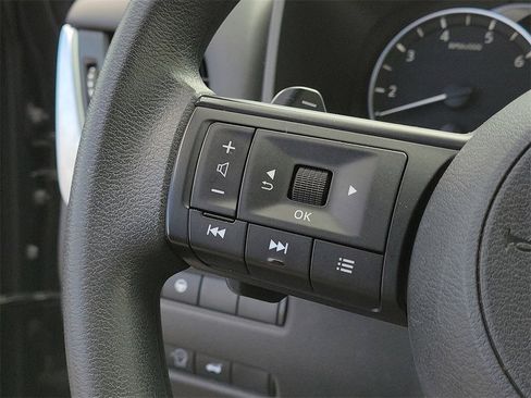 Used 2024 Nissan Rogue SV image 30