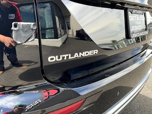 New 2025 Mitsubishi Outlander SE image 12