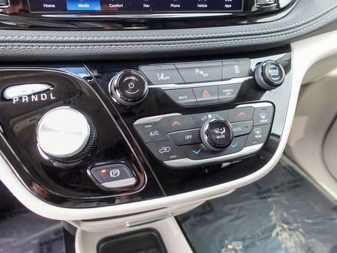 Used 2024 Chrysler Pacifica Select image 20