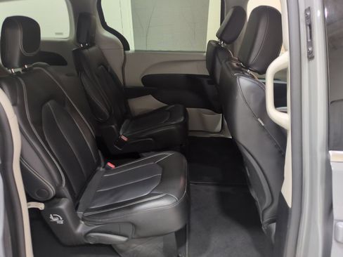 Used 2023 Chrysler Pacifica Touring-L FWD image 11