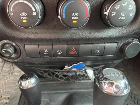 Used 2016 Jeep Wrangler Unlimited Sahara w/ Connectivity Group AWD/4WD image 22