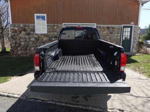 Used 2017 Toyota Tacoma TRD Sport w/ Tow Package (A/T) image 27