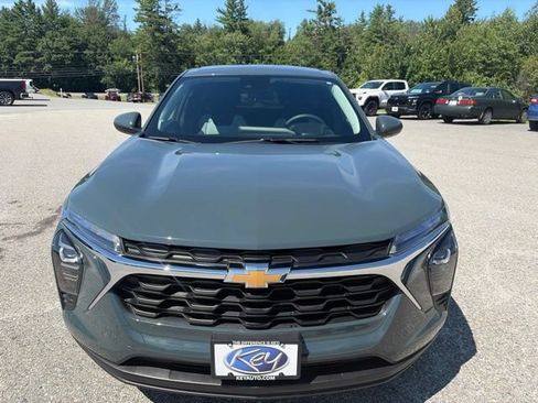 Used 2025 Chevrolet Trax LS w/ LS Convenience Package FWD image 2