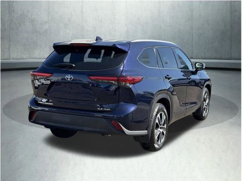 Used 2022 Toyota Highlander XLE image 12