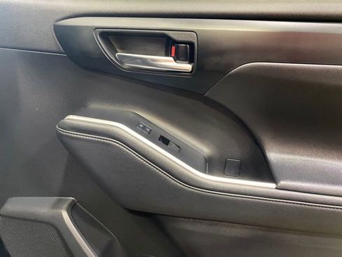 Used 2021 Toyota Highlander XLE image 26