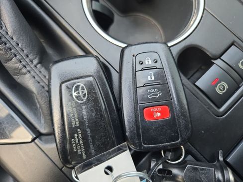 Used 2020 Toyota Highlander XLE AWD/4WD image 33