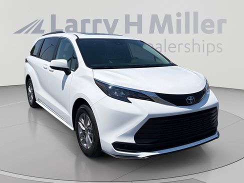 Used 2025 Toyota Sienna LE w/ LE Plus Package AWD/4WD image 7