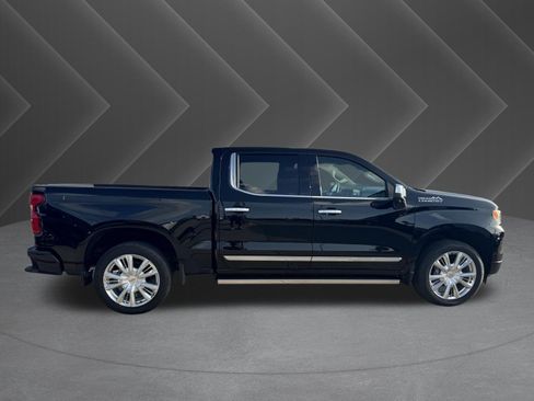 Used 2025 Chevrolet Silverado 1500 High Country w/ High Country Premium Package AWD/4WD image 5