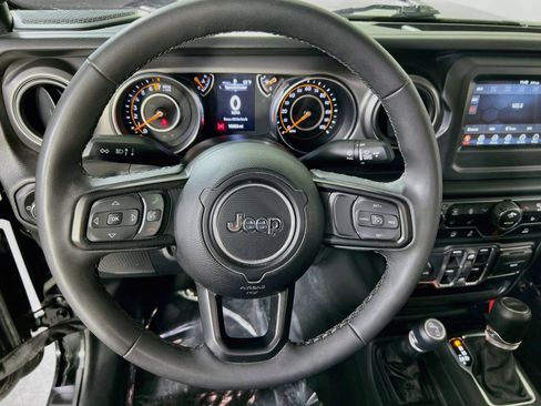 Used 2023 Jeep Gladiator Sport AWD/4WD image 11