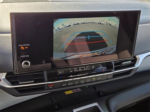 Used 2025 Toyota Sienna XLE image 24