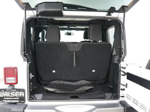 Used 2018 Jeep Wrangler Sahara w/ Connectivity Group AWD/4WD image 13