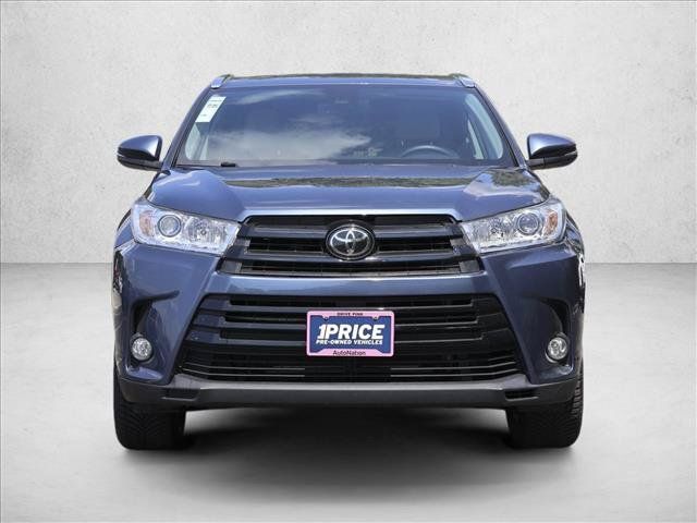 Used 2019 Toyota Highlander XLE AWD/4WD image 2