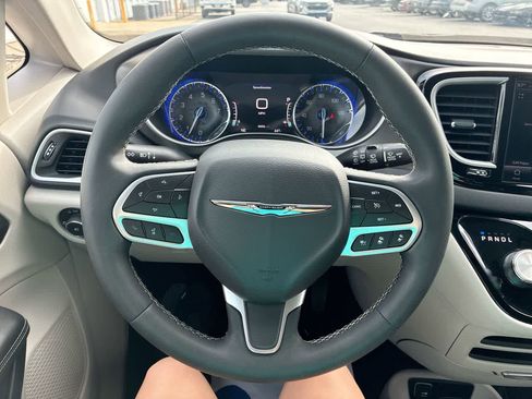 Used 2023 Chrysler Pacifica Touring-L FWD image 11