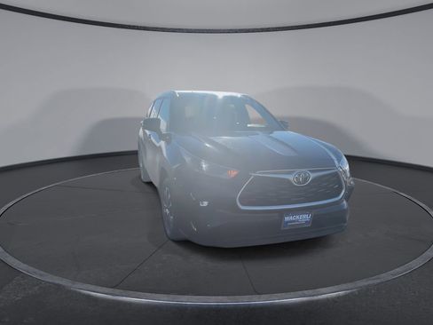 Used 2021 Toyota Highlander XLE image 3