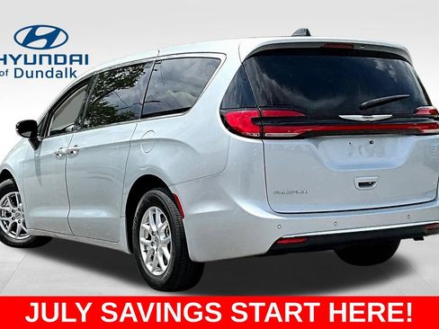 Used 2024 Chrysler Pacifica Touring-L FWD image 5