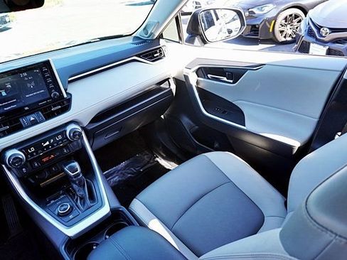 Used 2021 Toyota RAV4 XLE Premium image 23