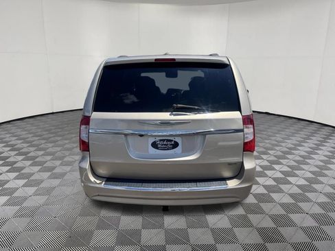 Used 2014 Chrysler Town & Country Touring FWD image 6